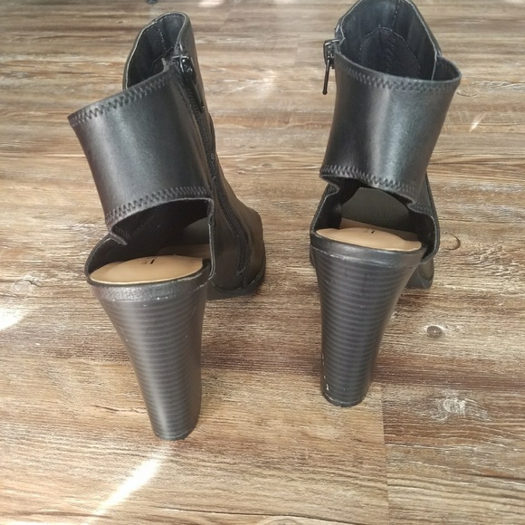 Black heels - Picture 4 of 4